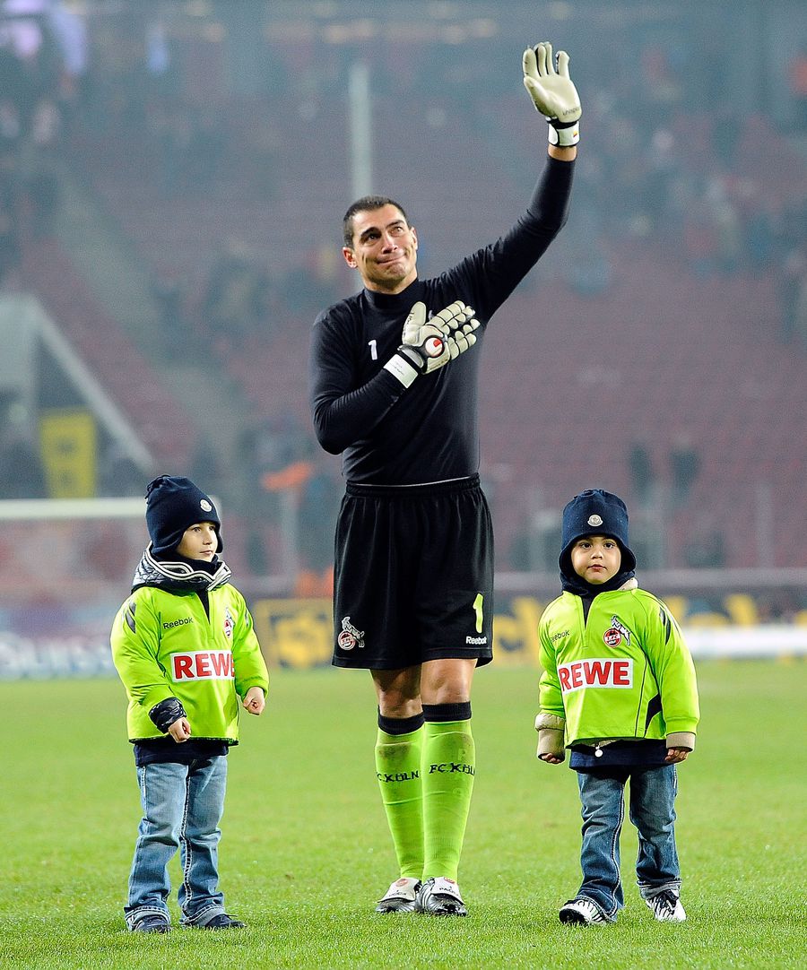 Mondragon alături de copiii săi „El Turco”, zidul din Cali care a supraviețuit unei supradoze » Povestea incredibilă a lui Faryd Mondragon, recordmenul la Cupa Mondială, „executat” de Adrian Ilie: „Stai liniștit, că n-ai scăpat de mine”