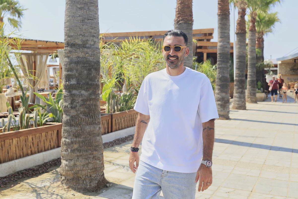 Elias Charalambous, pe plaja din Cipru