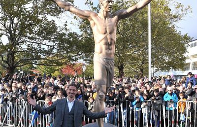 Doar asta-i mai lipsea » Zlatan Ibrahimovic, statuie superbă în Malmo!