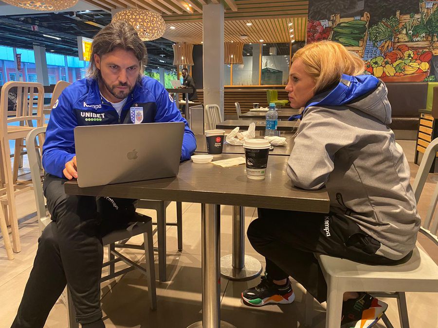Între două avioane, timp pentru discuții între antrenorii Adi Vasile și Iulia Curea FOTO CSM București Între două avioane, timp pentru discuții între antrenorii Adi Vasile și Iulia Curea FOTO CSM București
