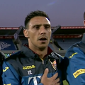 Mario Camora (33 de ani, fundaș stânga), convocat în premieră la echipa națională, a cântat cu emoție imnul României înaintea meciului decisiv cu Islanda din semifinala play-off-ului pentru Campionatul European // Capturi ProTV