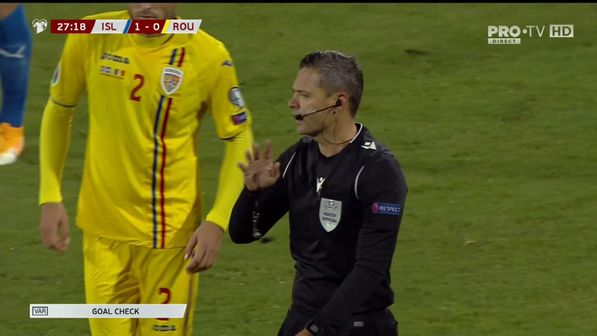 În repriza a doua a meciului Islanda - România, la scorul de 2-0 pentru gazde, „tricolorii” au beneficiat de un penalty dictat cu ajutorul arbitrajului video // Capturi: ProTV