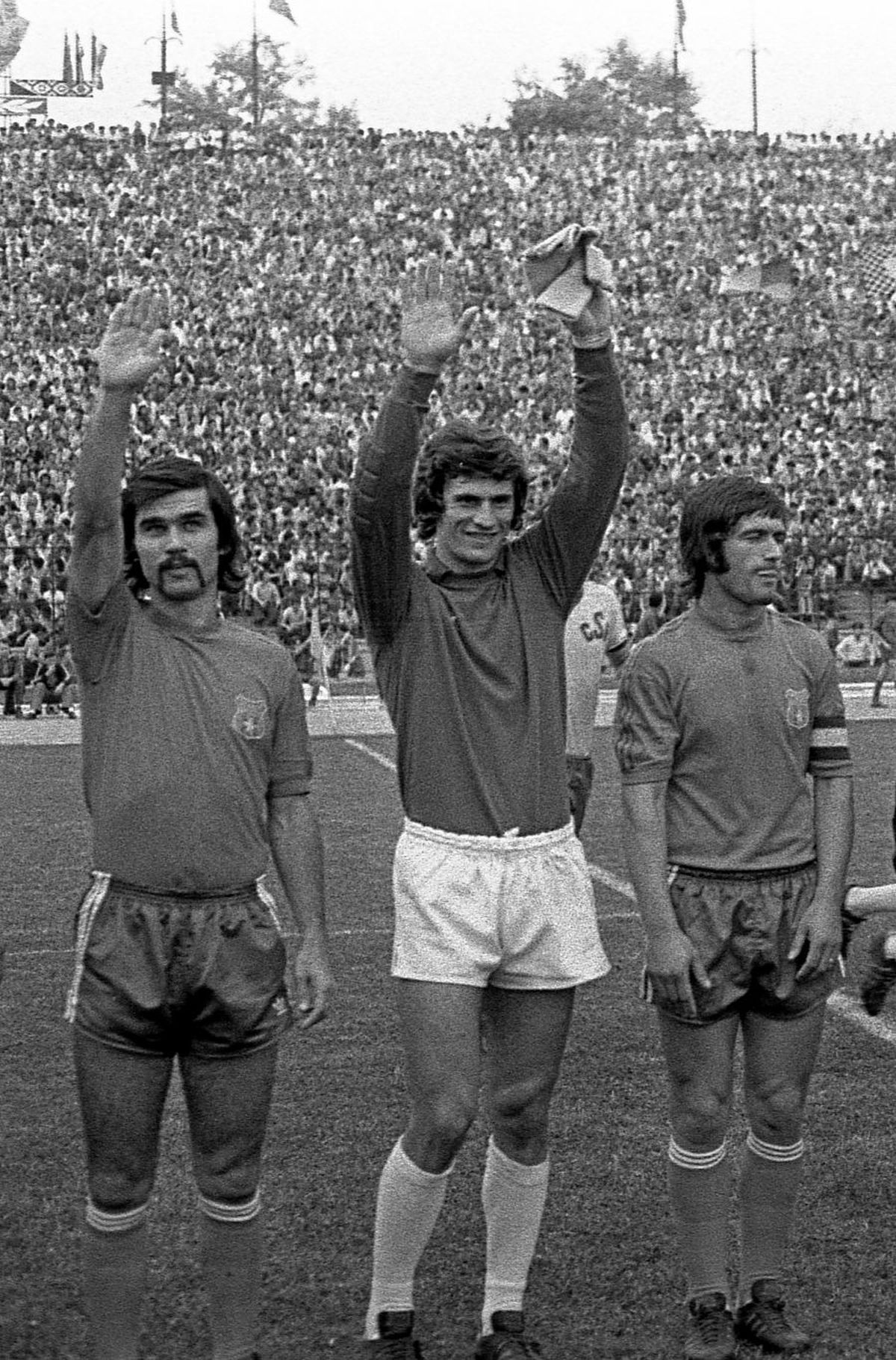 Vasile Iordache la 70 de ani » Supliment special al Gazetei, dedicat eroului de pe Wembley: 4 decenii de când a răpus Anglia!