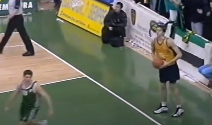 Captură video. Gasol (dreapta), la primul său meci, ianuarie 1999 29 de secunde