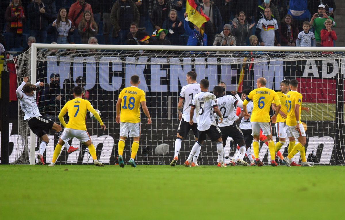 Marius Șumudică, impresionat de doi „tricolori” după meciul cu Germania: „O să ajungă departe!”