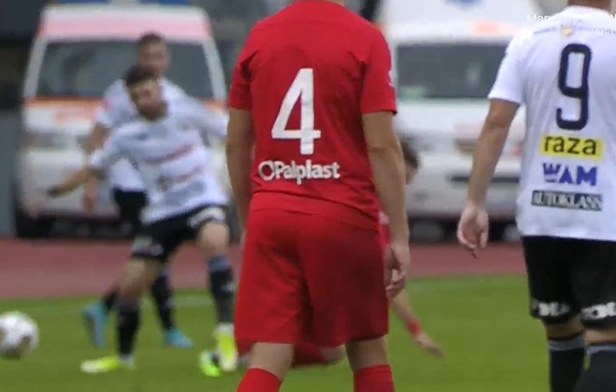 Nu i-a venit să creadă » Jucătorul de la U Cluj a văzut cartonașul roșu la două minute de la intrarea pe teren!
