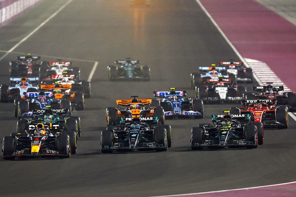 Max Verstappen, suprem și în Qatar, în week-end-ul în care a sărbătorit al treilea titlu la rând! Accident cu piloții Mercedes