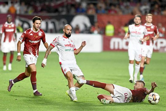 Ștefan Pănoiu, în stânga, contra lui Dinamo // foto: Imago Images