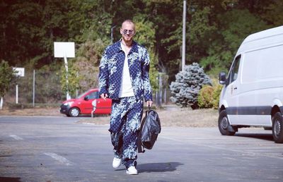 Alibec, îmbrăcat în cea mai nouă colecție Louis Vuitton » Apariție extravagantă la reunire