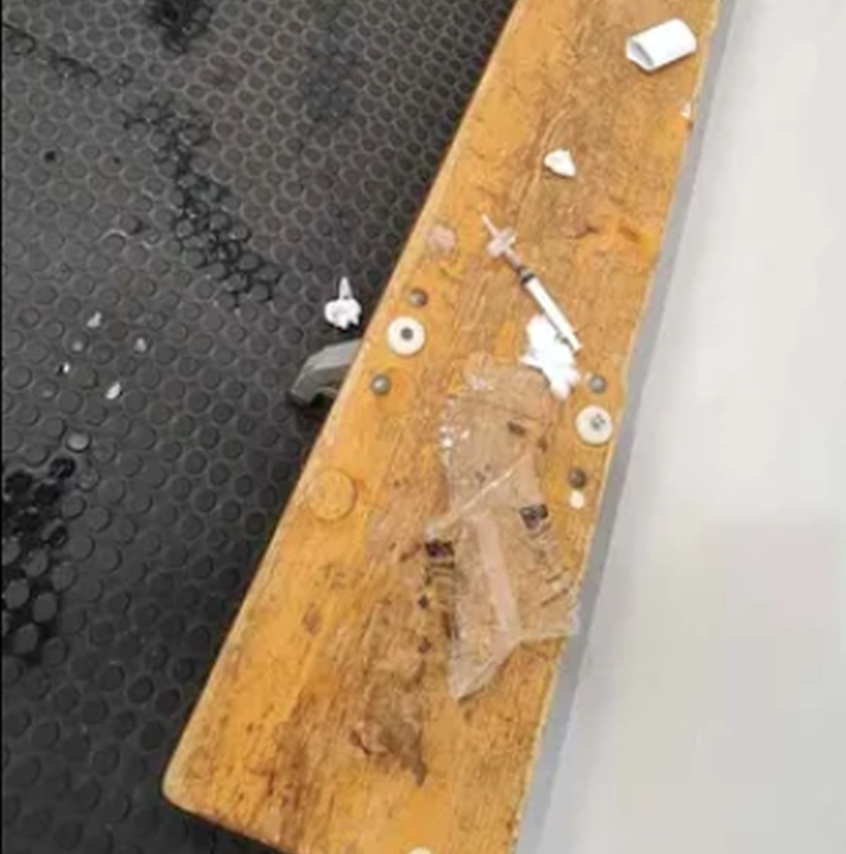 Ce e în spatele imaginilor care au scandalizat fotbalul românesc în week-end » Explicație pentru seringa din vestiar: „Am lăsat-o acolo intenționat”