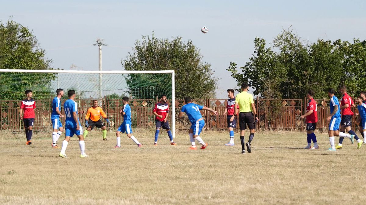 Speranța arbitrajului din România e soția lui Ogică! Alexandra a lăsat handbalul și acum face legea la meciurile de județeană