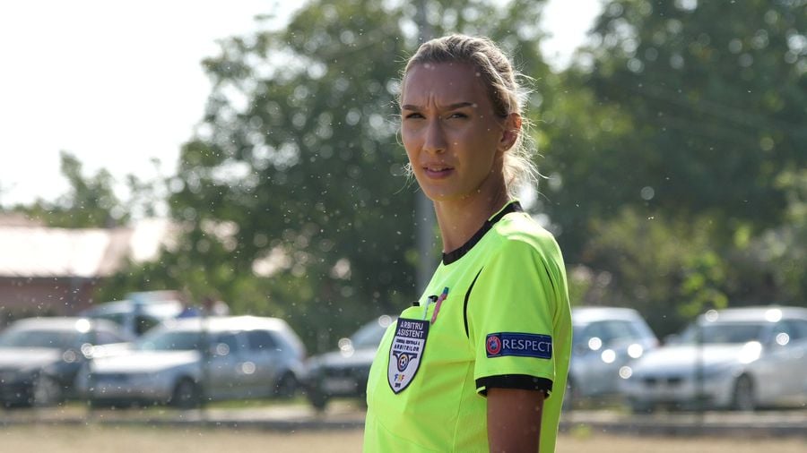 Speranța arbitrajului din România e soția lui Ogică! Alexandra a lăsat handbalul și acum face legea la meciurile de județeană