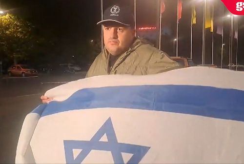 Duminică seară, la meciul Dinamo - CFR de pe Arena Națională, un suporter nu a fost lăsat să intre pe stadion cu steagul Israelului.