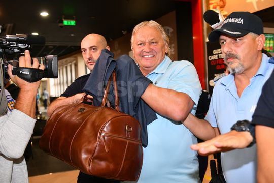Sosire Dănuț Lupu. Fostul internațional a fost preluat de polițiști pe aeroportul din Otopeni (foto: Cristi Preda/GSP)
