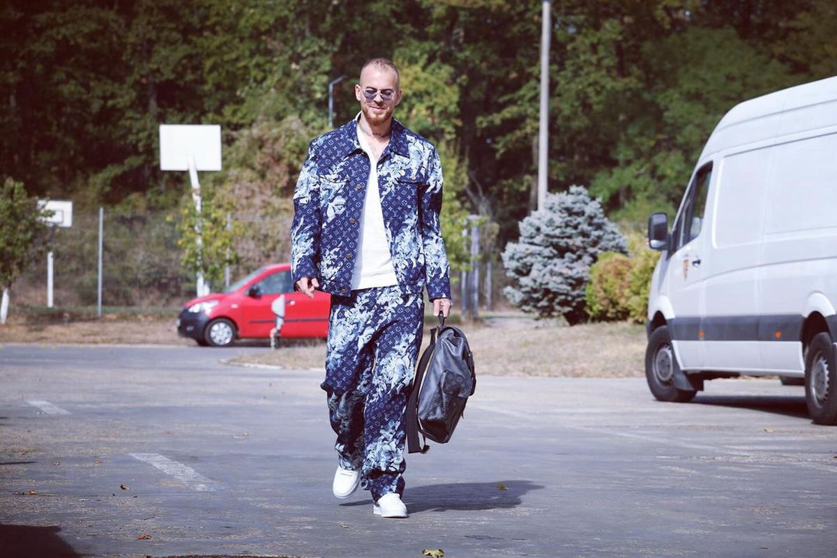 Alibec, îmbrăcat în cea mai nouă colecție Louis Vuitton » Apariție extravagantă la reunire