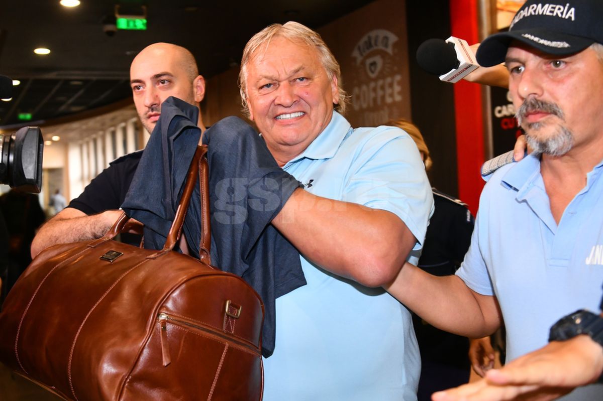 Sosire Dănuț Lupu. Fostul internațional a fost preluat de polițiști pe aeroportul din Otopeni