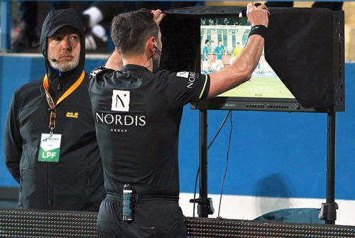 Nordis Group apare pe spatele și mânecile tricourilor purtate de arbitri // foto: Imago Images