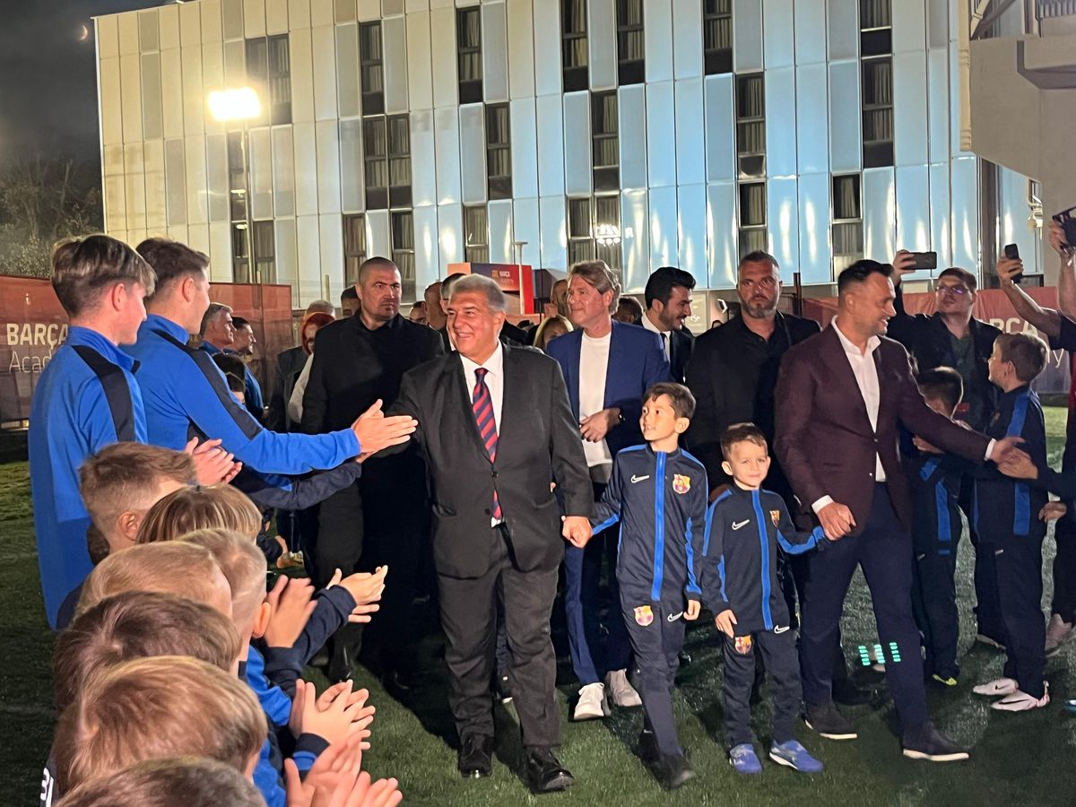 Gică Popescu a replicat tăios, după ce el și Hagi n-au fost invitați la inaugurarea academiei Barcelonei la București: „S-au înșelat! Ne vedem azi la Parlament”