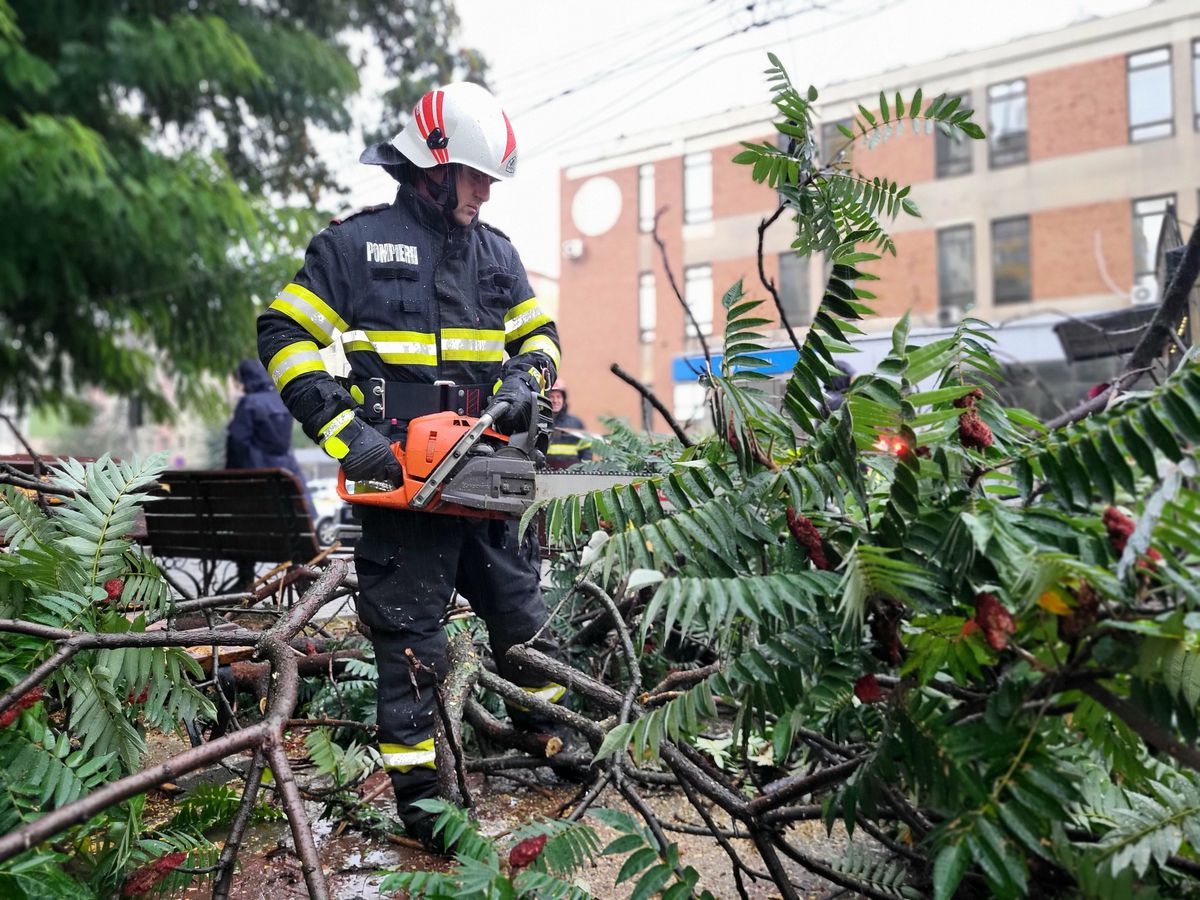 Pompierii, chemați să scoată apa din vestiarele bazei sportive