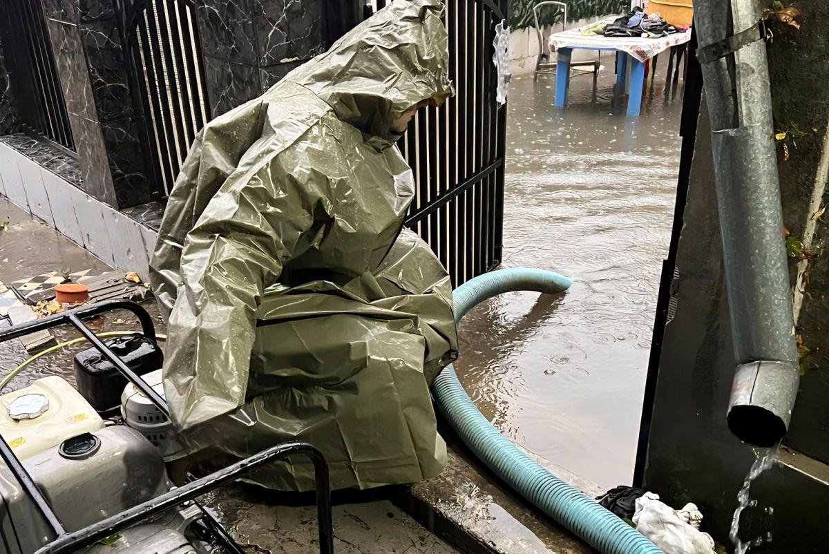 Pompierii, chemați să scoată apa din vestiarele bazei sportive