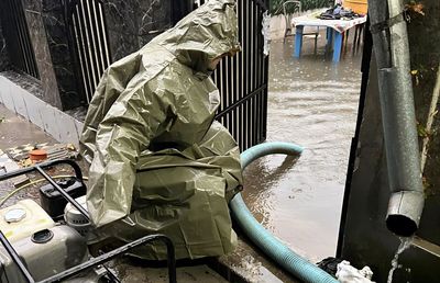 Pompierii, chemați să scoată apa din vestiarele bazei sportive