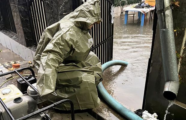 Pompierii, chemați să scoată apa din vestiarele bazei sportive