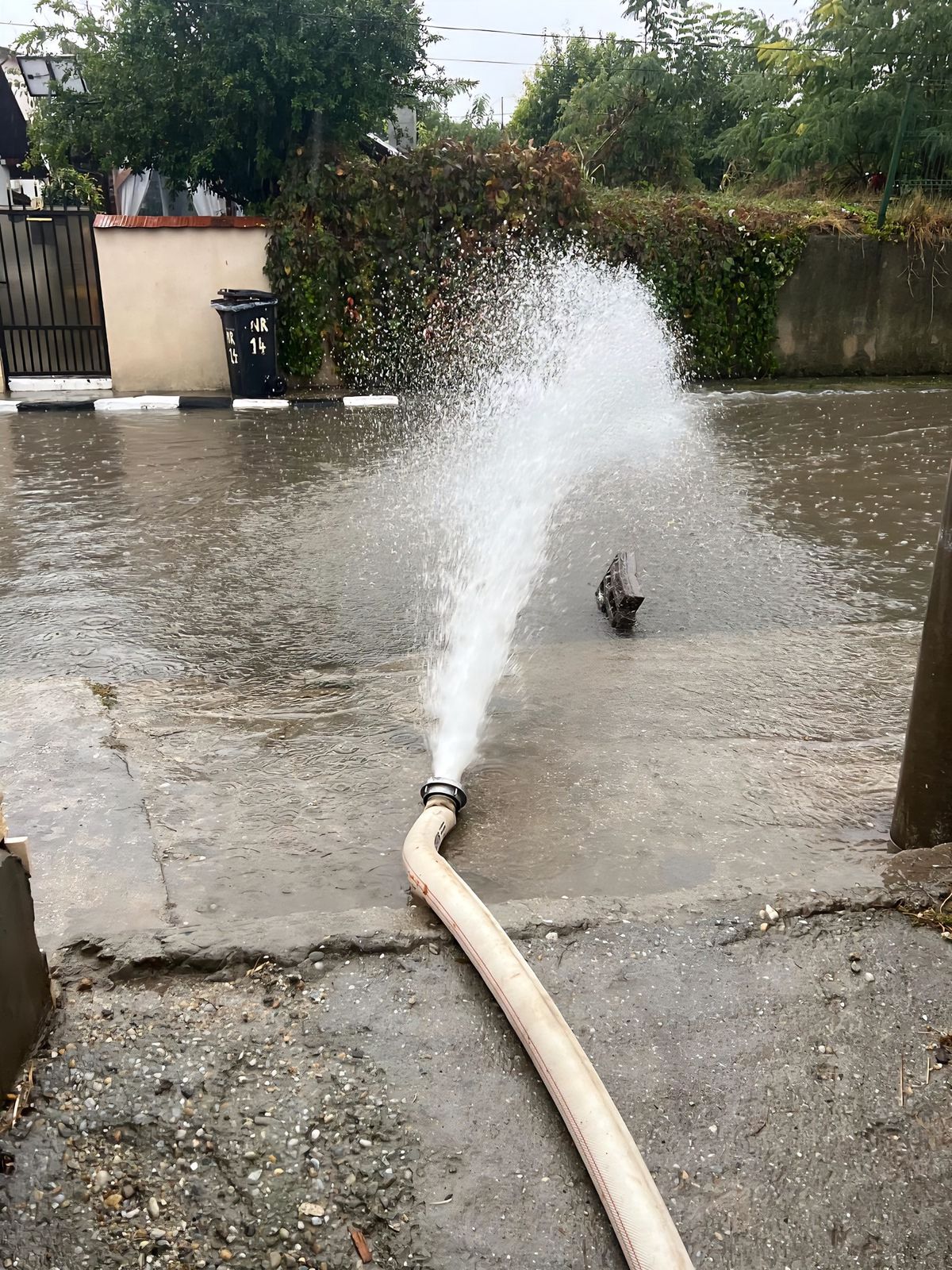 Pompierii, chemați să scoată apa din vestiarele bazei sportive