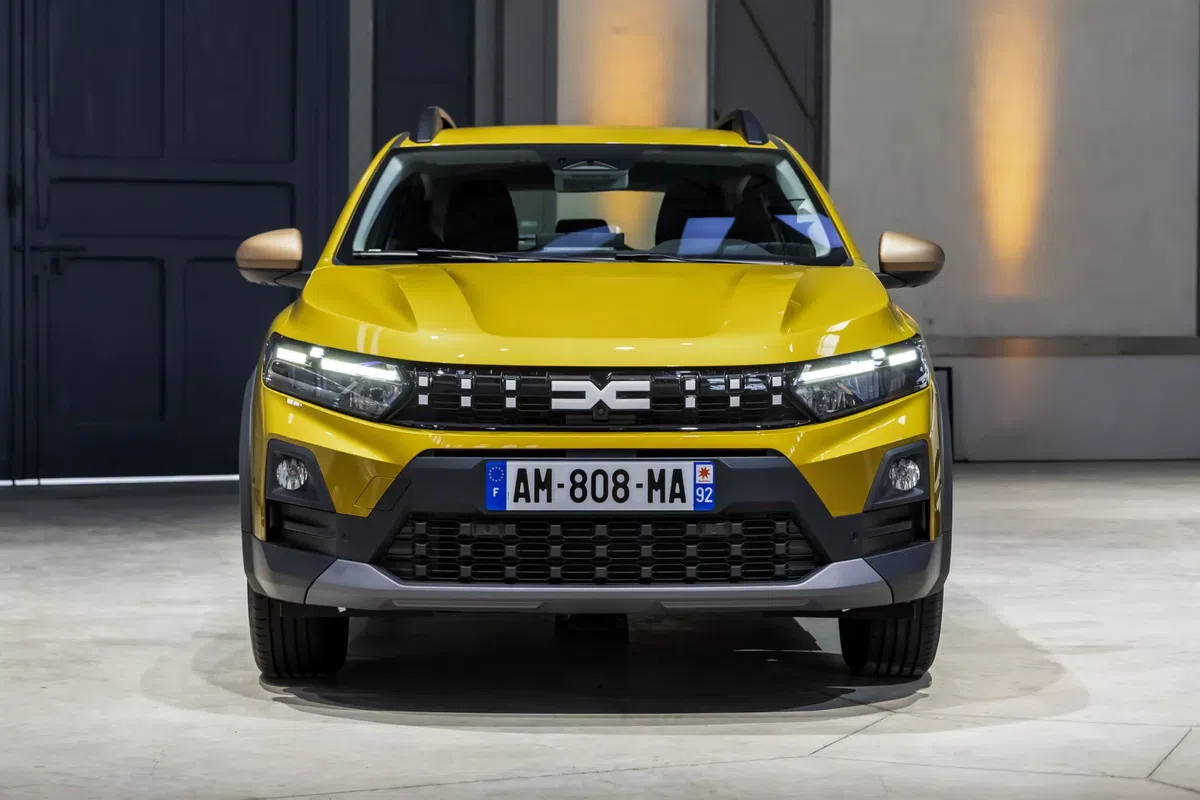 S-au lansat noile modele Dacia, la final de 2025 » Mașinile au „aripioare de rechin” și vor fi mai ieftine decât ale rivalelor