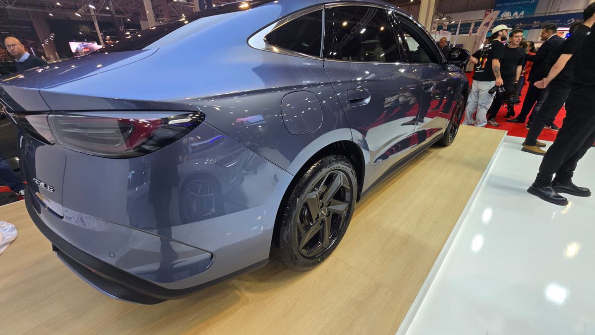 BYD a prezentat la Salonul Auto București modelele din noua generație » Ce este inovatorul sistem hibrid DM-i și cât costă