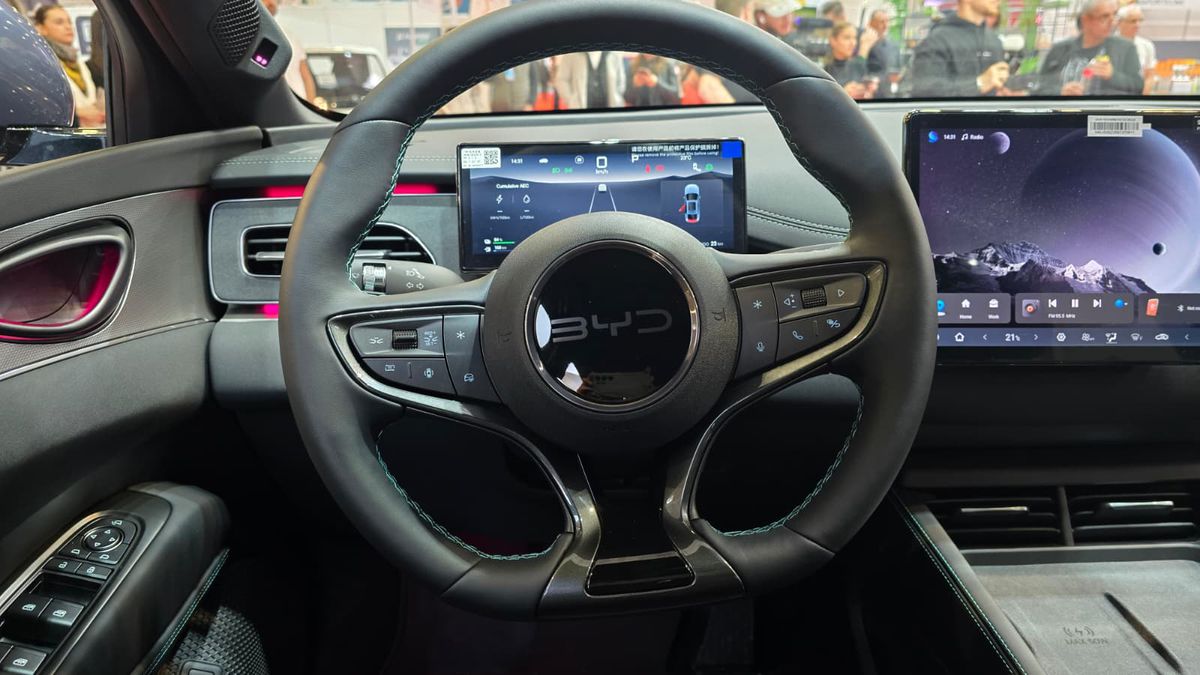 BYD a prezentat la Salonul Auto București modelele din noua generație » Ce este inovatorul sistem hibrid DM-i și cât costă