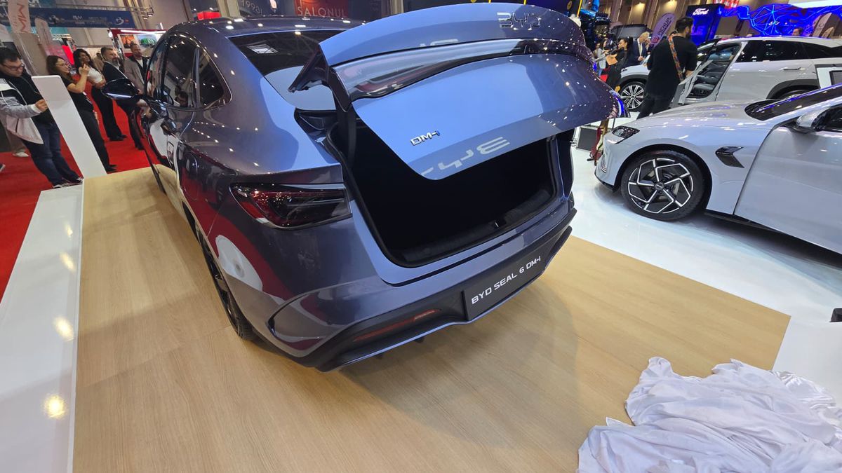 BYD a prezentat la Salonul Auto București modelele din noua generație » Ce este inovatorul sistem hibrid DM-i și cât costă