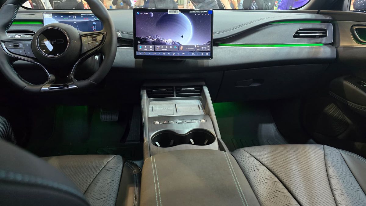 BYD a prezentat la Salonul Auto București modelele din noua generație » Ce este inovatorul sistem hibrid DM-i și cât costă