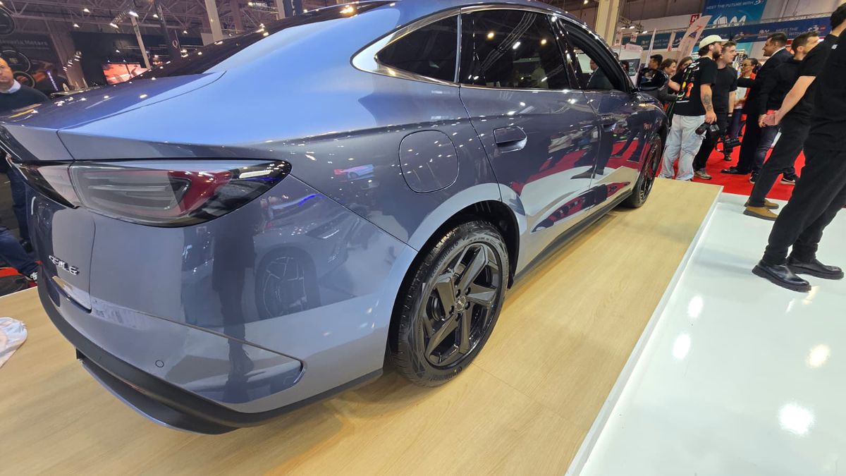 BYD a prezentat la Salonul Auto București modelele din noua generație » Ce este inovatorul sistem hibrid DM-i și cât costă