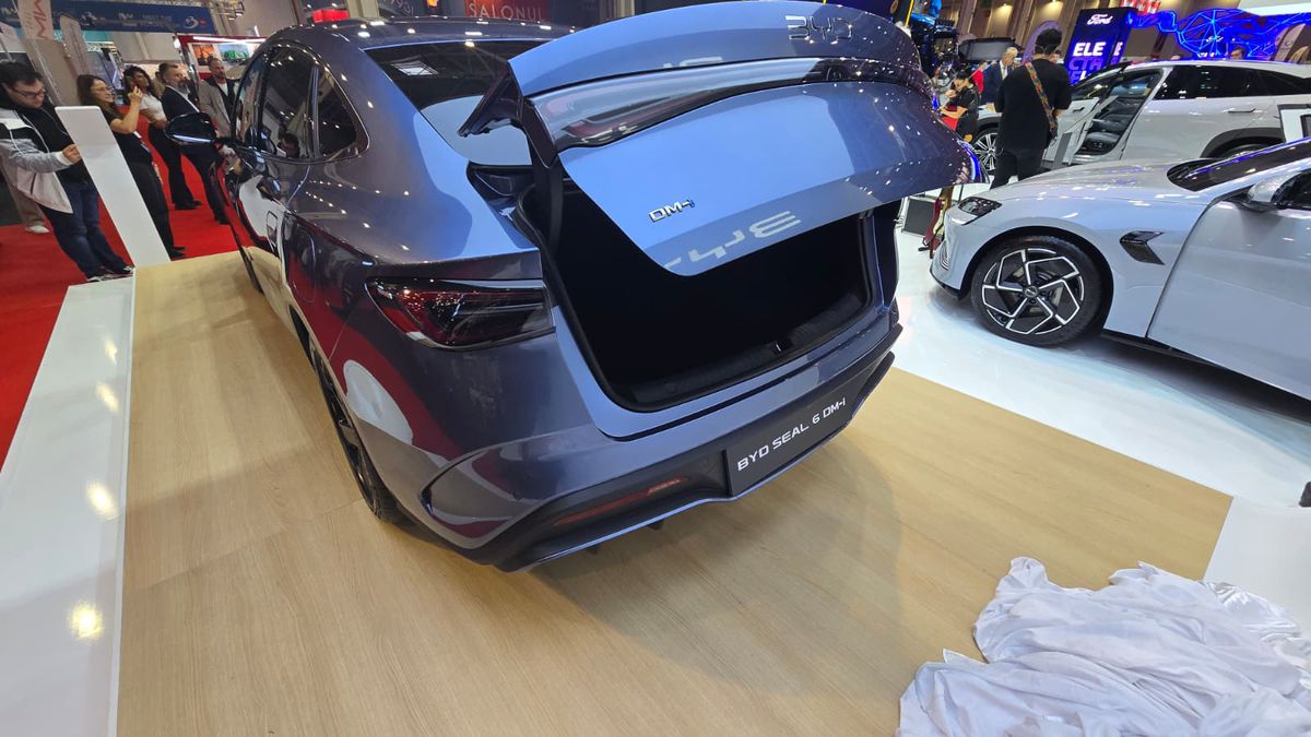 BYD a prezentat la Salonul Auto București modelele din noua generație » Ce este inovatorul sistem hibrid DM-i și cât costă