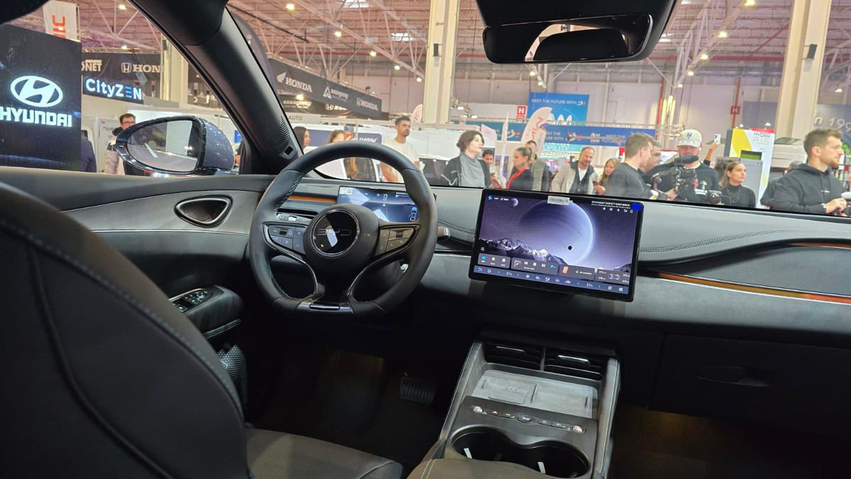 BYD a prezentat la Salonul Auto București modelele din noua generație » Ce este inovatorul sistem hibrid DM-i și cât costă