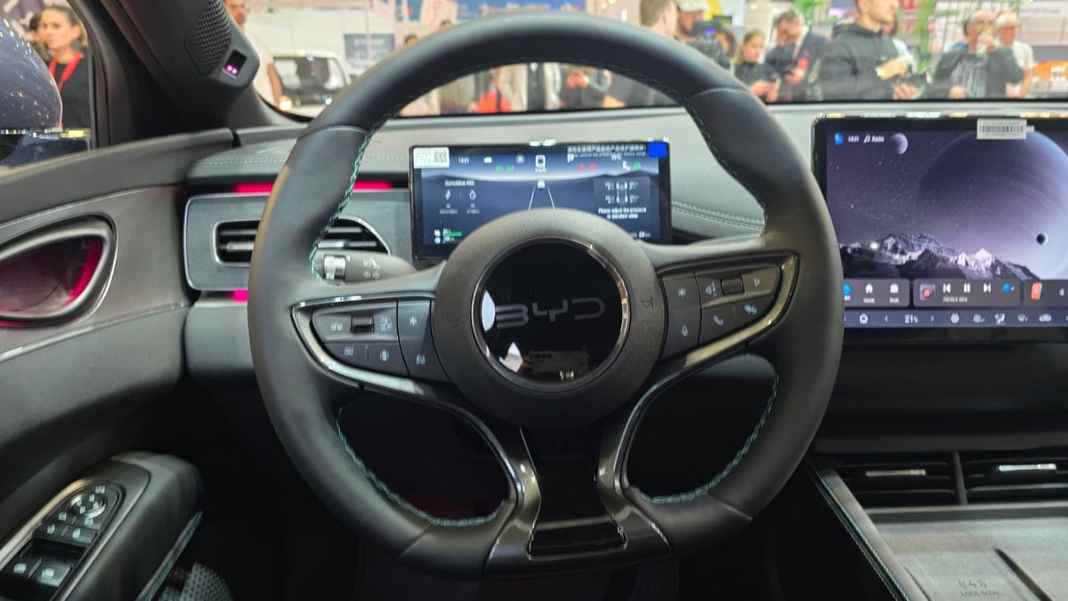 BYD a prezentat la Salonul Auto București modelele din noua generație » Ce este inovatorul sistem hibrid DM-i și cât costă