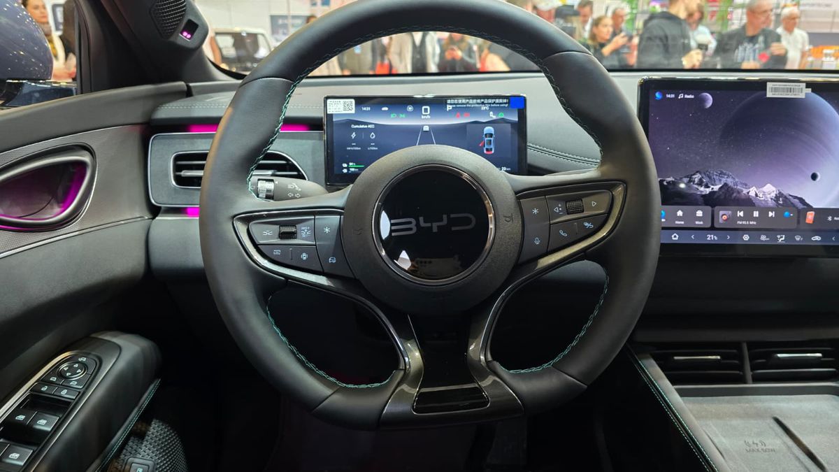 BYD a prezentat la Salonul Auto București modelele din noua generație » Ce este inovatorul sistem hibrid DM-i și cât costă