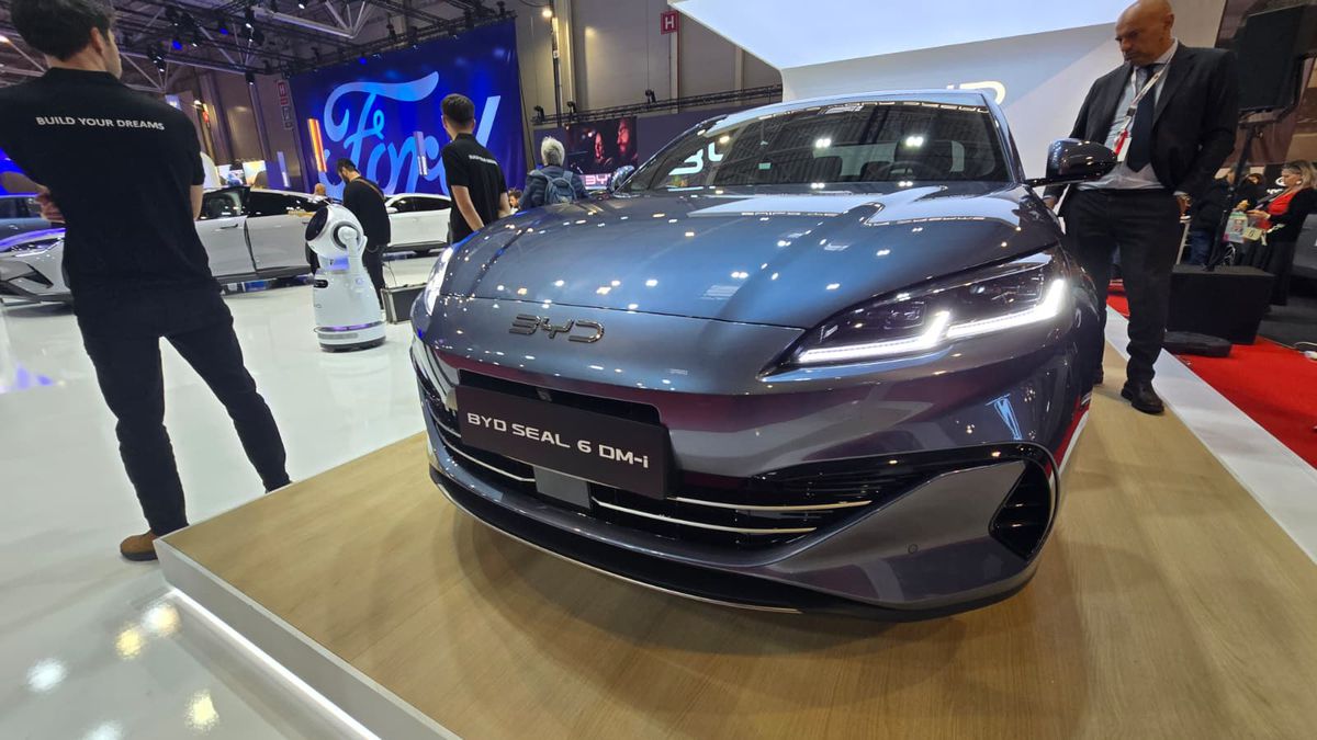 BYD a prezentat la Salonul Auto București modelele din noua generație » Ce este inovatorul sistem hibrid DM-i și cât costă