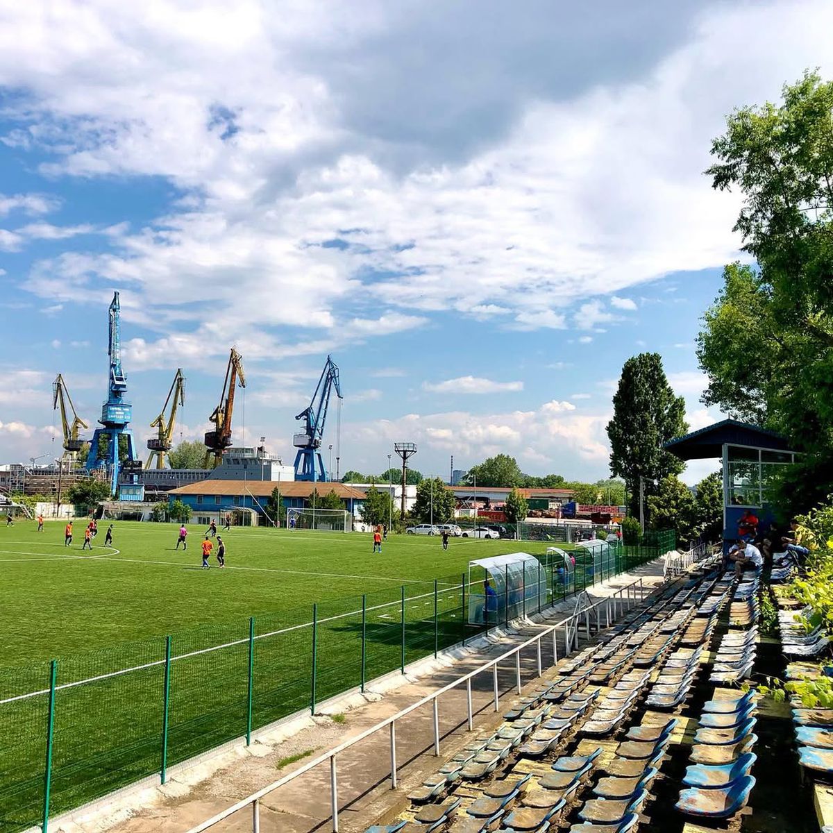 Pompierii, chemați să scoată apa din vestiarele bazei sportive