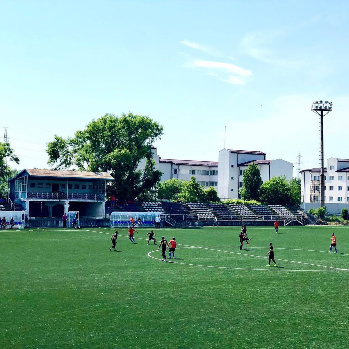 Pompierii, chemați să scoată apa din vestiarele bazei sportive