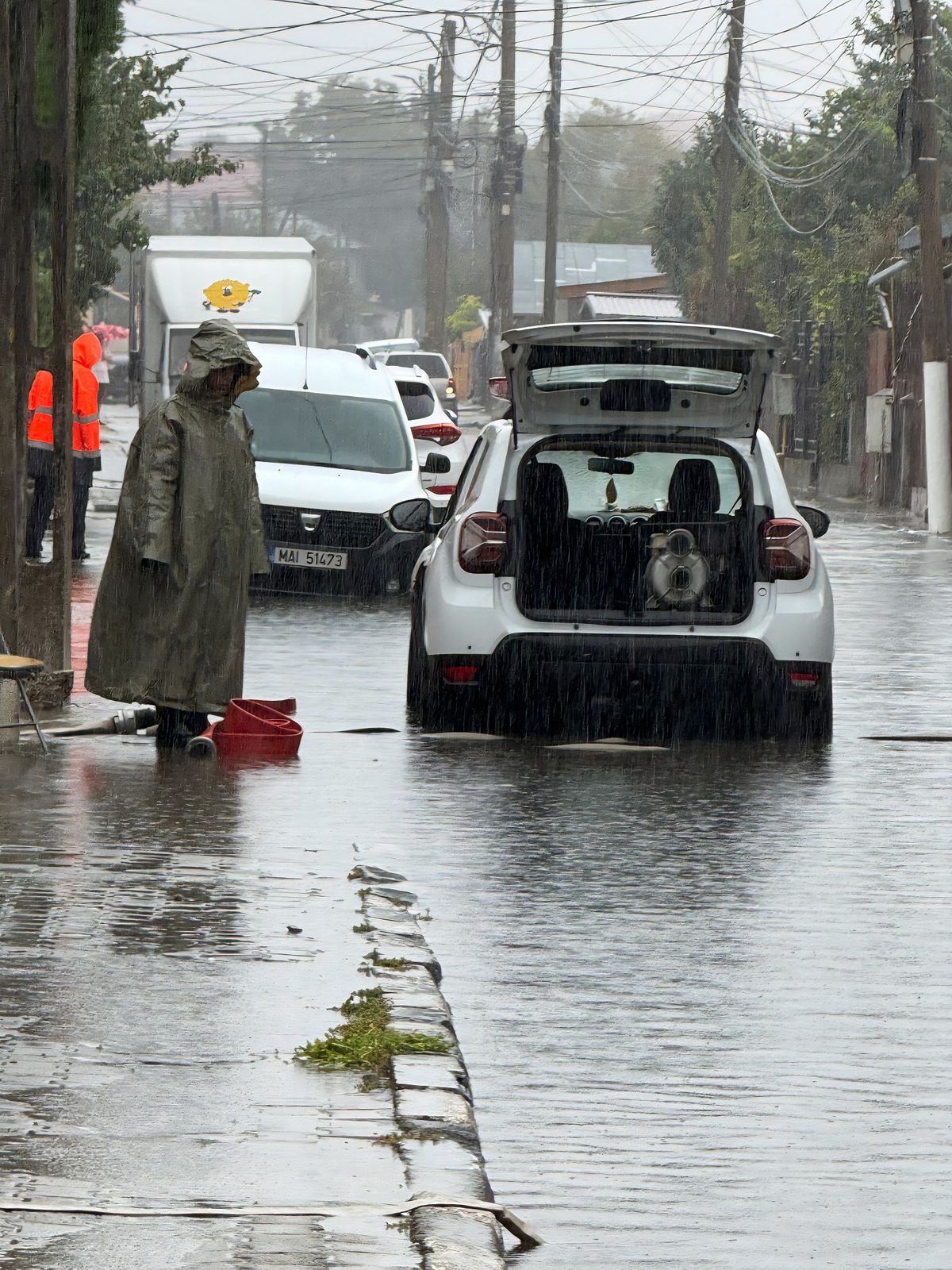 Pompierii, chemați să scoată apa din vestiarele bazei sportive