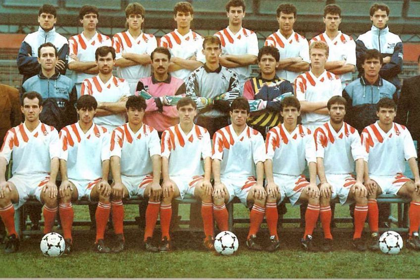 Electroputere Craiova în sezonul 1993-1994, cu Dănciulescu (primul din stânga sus), Sabin Ilie (al treilea de jos), Gabi Popescu, Fane Nanu