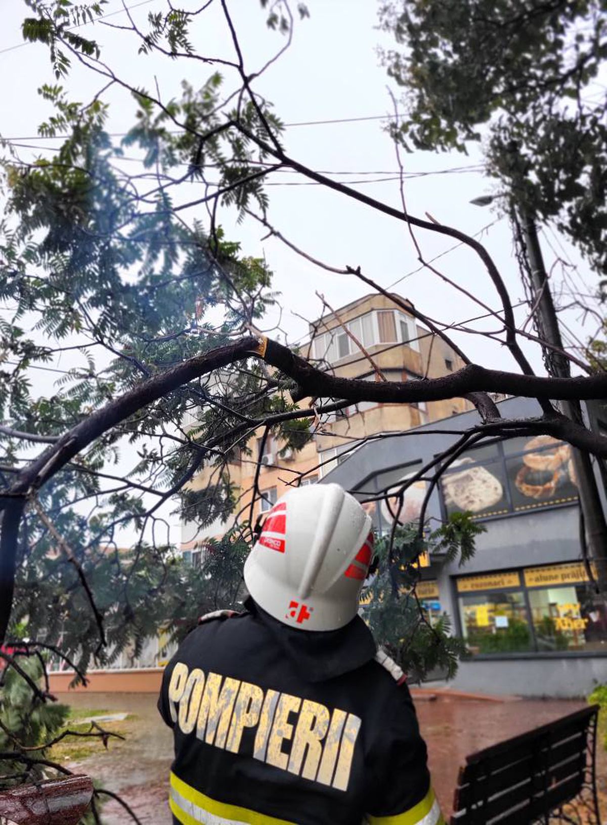 Pompierii, chemați să scoată apa din vestiarele bazei sportive