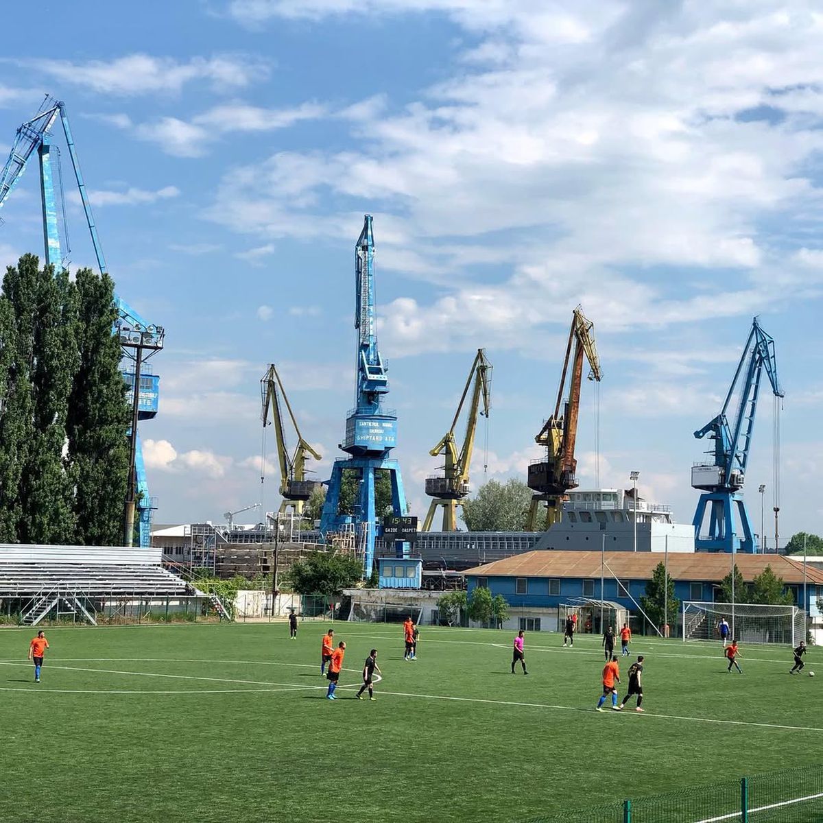 Pompierii, chemați să scoată apa din vestiarele bazei sportive