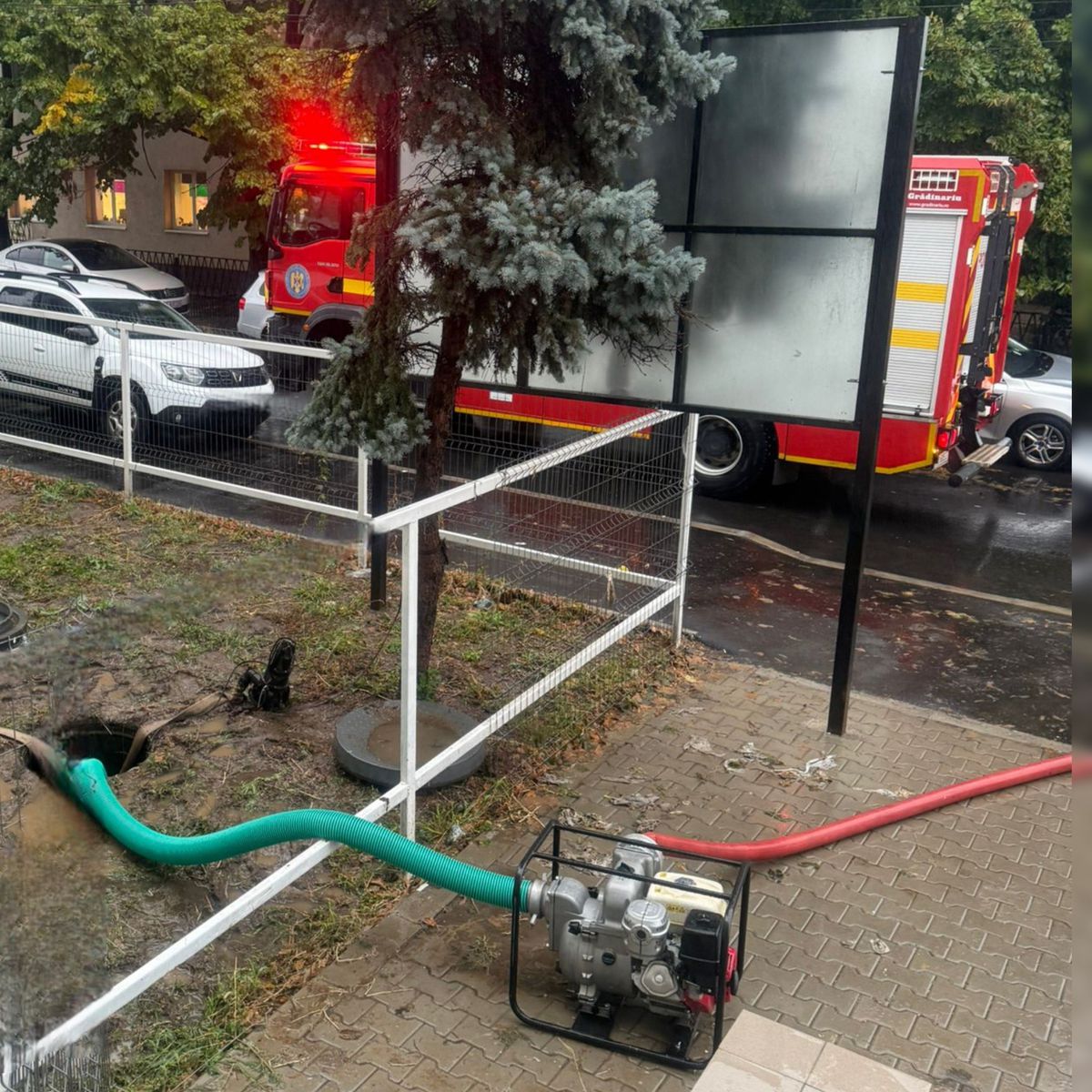 Pompierii, chemați să scoată apa din vestiarele bazei sportive