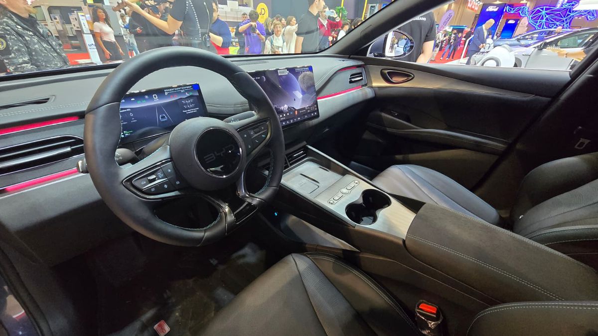 BYD a prezentat la Salonul Auto București modelele din noua generație » Ce este inovatorul sistem hibrid DM-i și cât costă