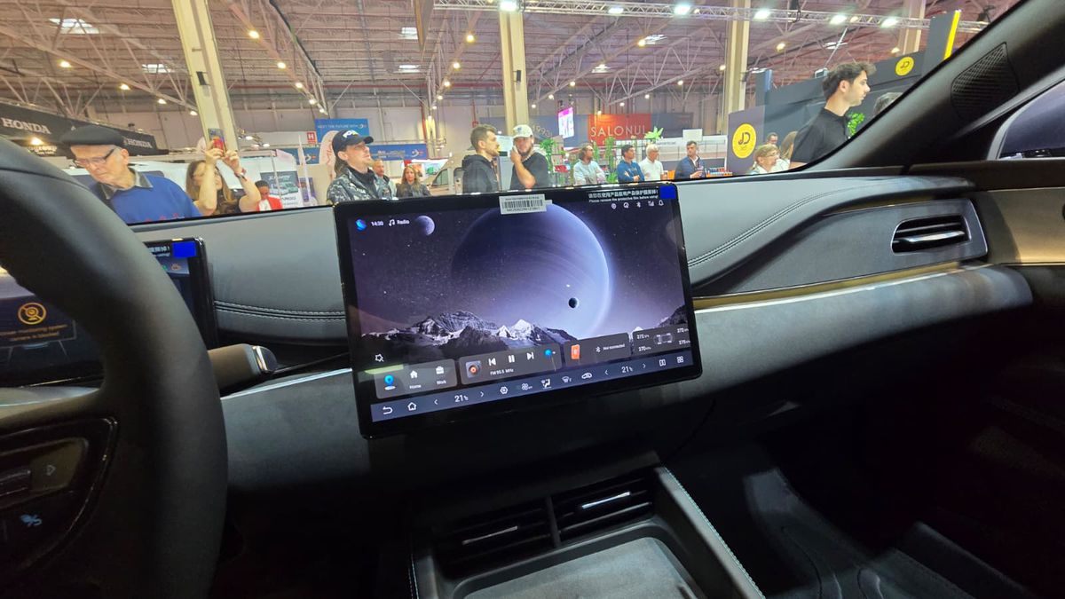 BYD a prezentat la Salonul Auto București modelele din noua generație » Ce este inovatorul sistem hibrid DM-i și cât costă