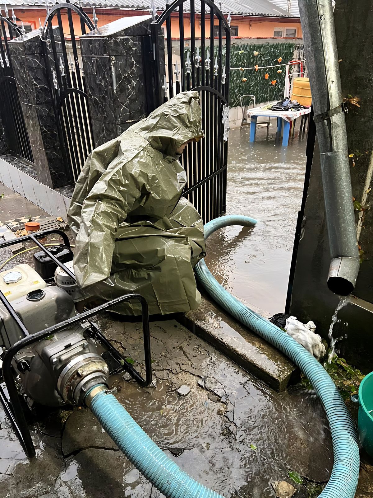 Pompierii, chemați să scoată apa din vestiarele bazei sportive