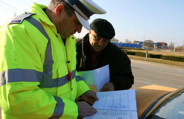 Cod Rutier: poţi fi amendat pe un drum cu zapadă chiar dacă ai anvelope de iarnă