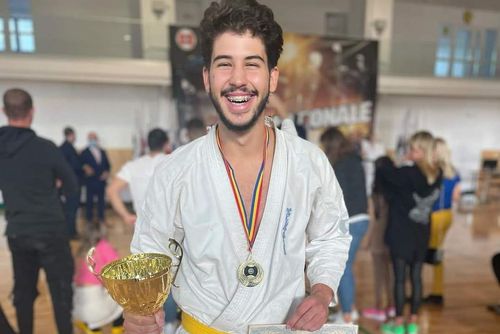 Tânărul braşovean Petru-Victor Hogea a devenit vicecampion mondial la Karate Ashihara, la categoria seniori.